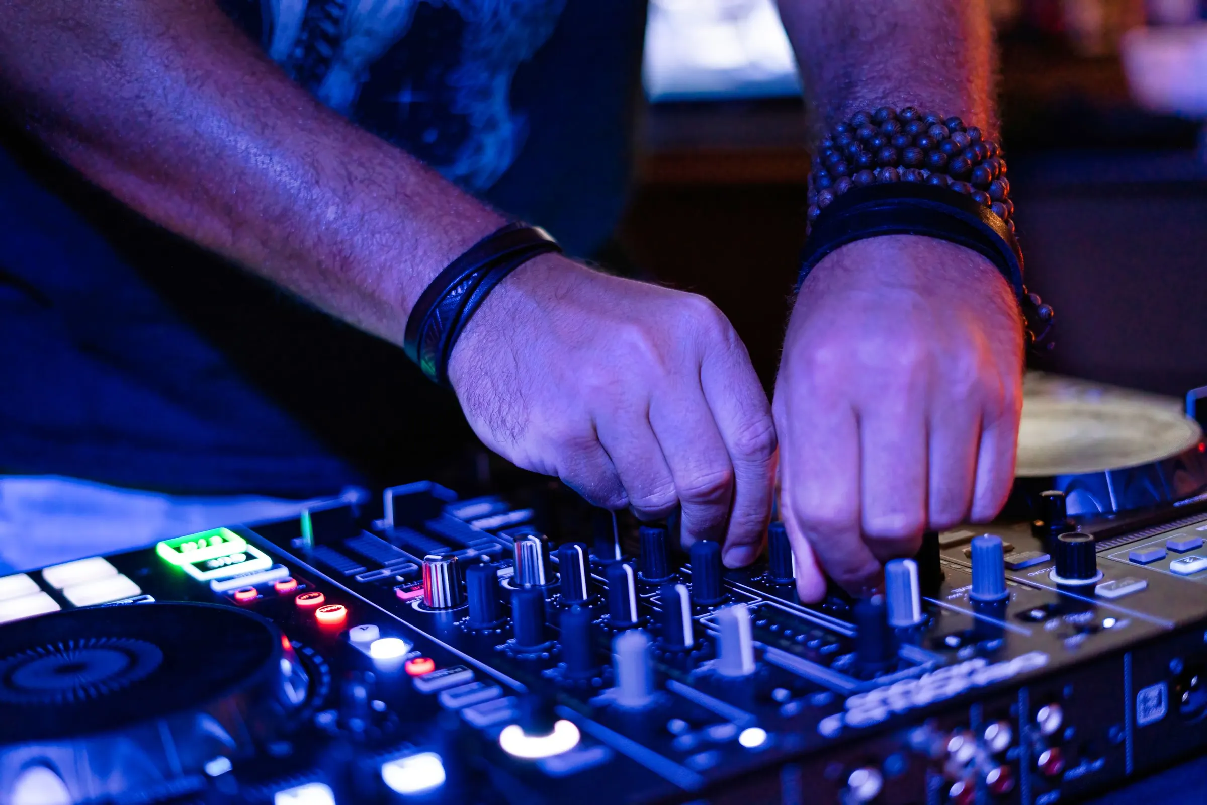 Close-up van een DJ-controller tijdens een optreden