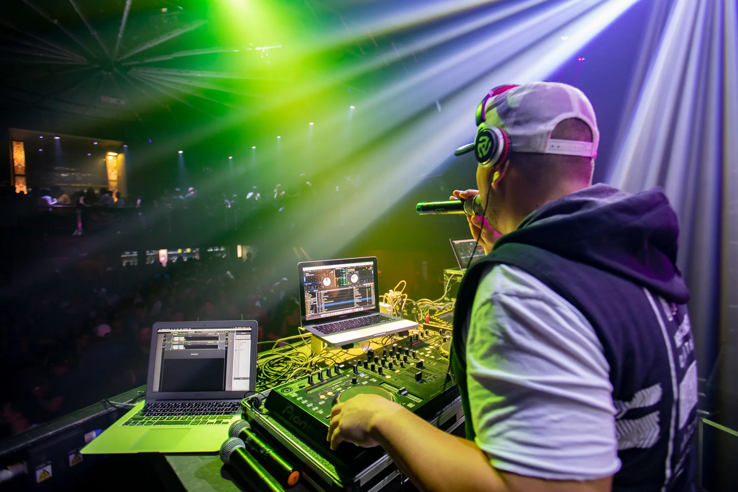 DJ tijdens een energiek optreden met dynamische podiumverlichting