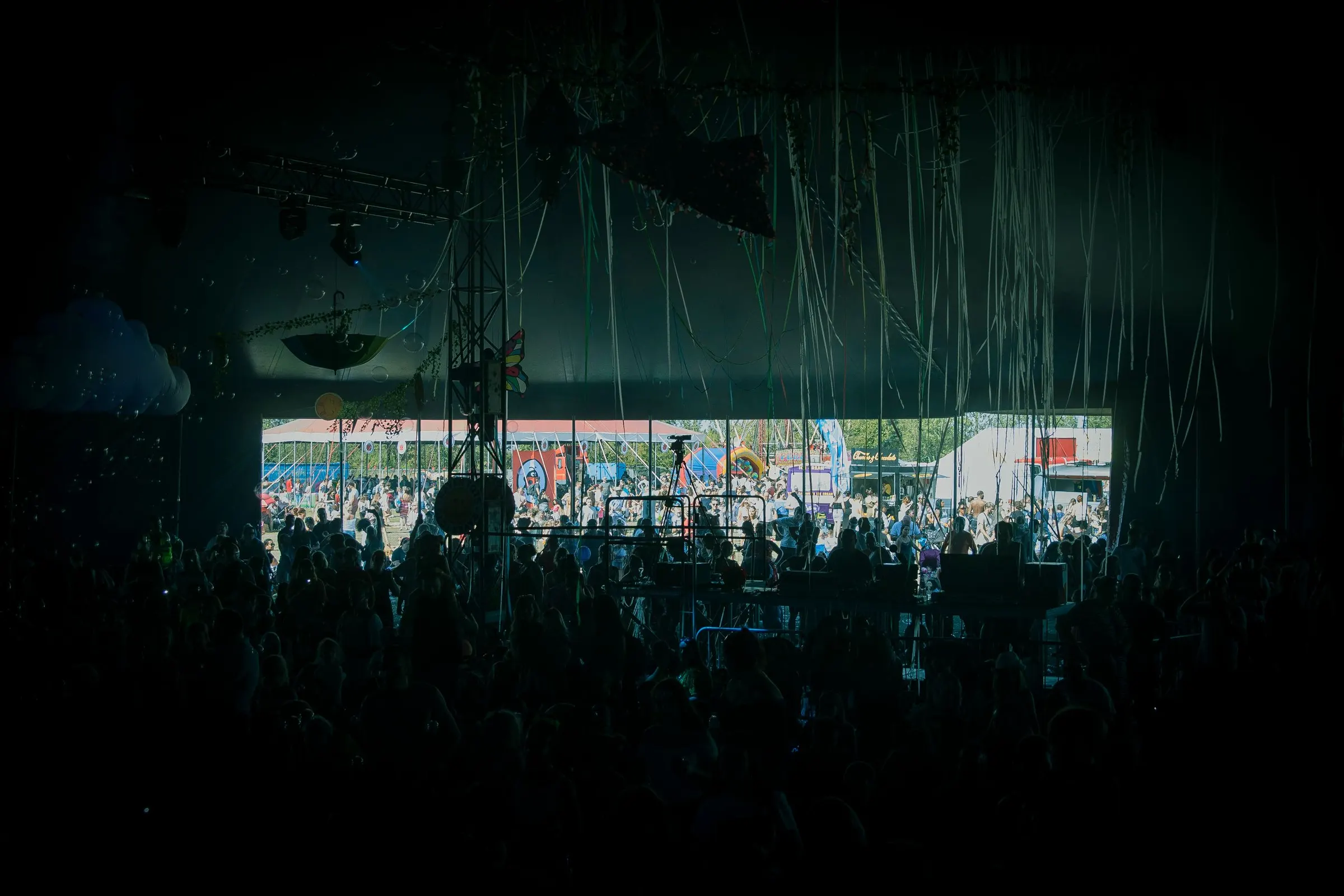 Publiek geniet van livemuziek op een buitenfestival