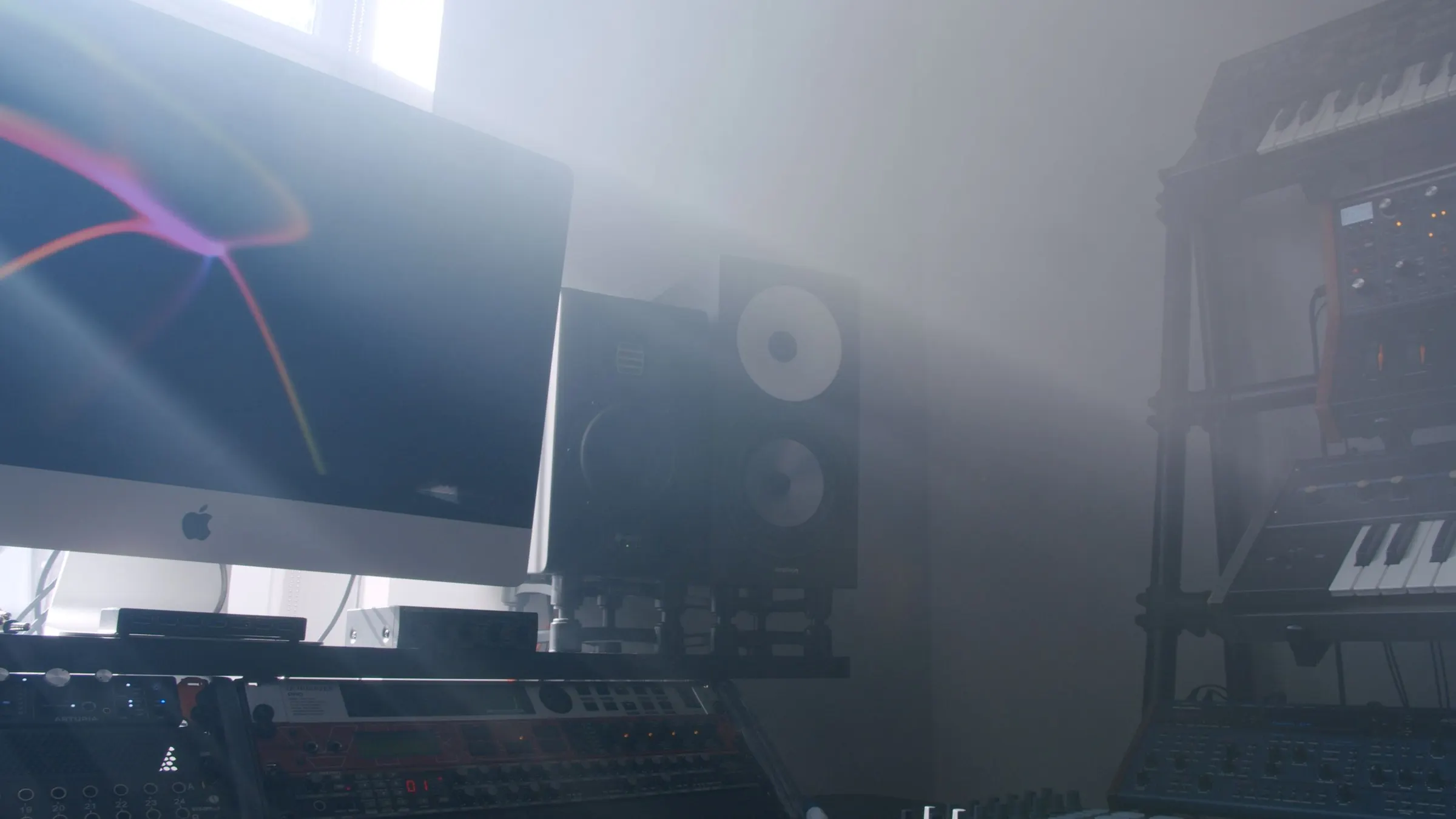 Muziekstudio met apparatuur voor muziekproductie