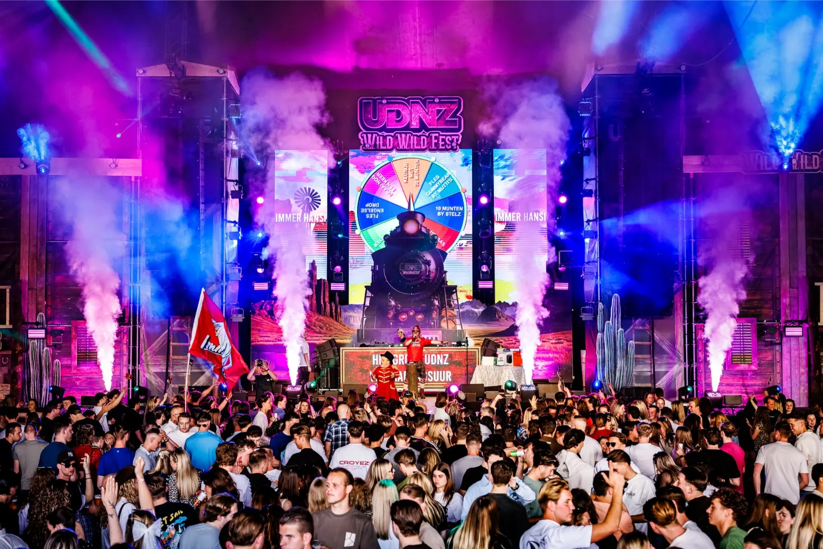 Volle festivaltent met publiek voor het UDNZ-podium