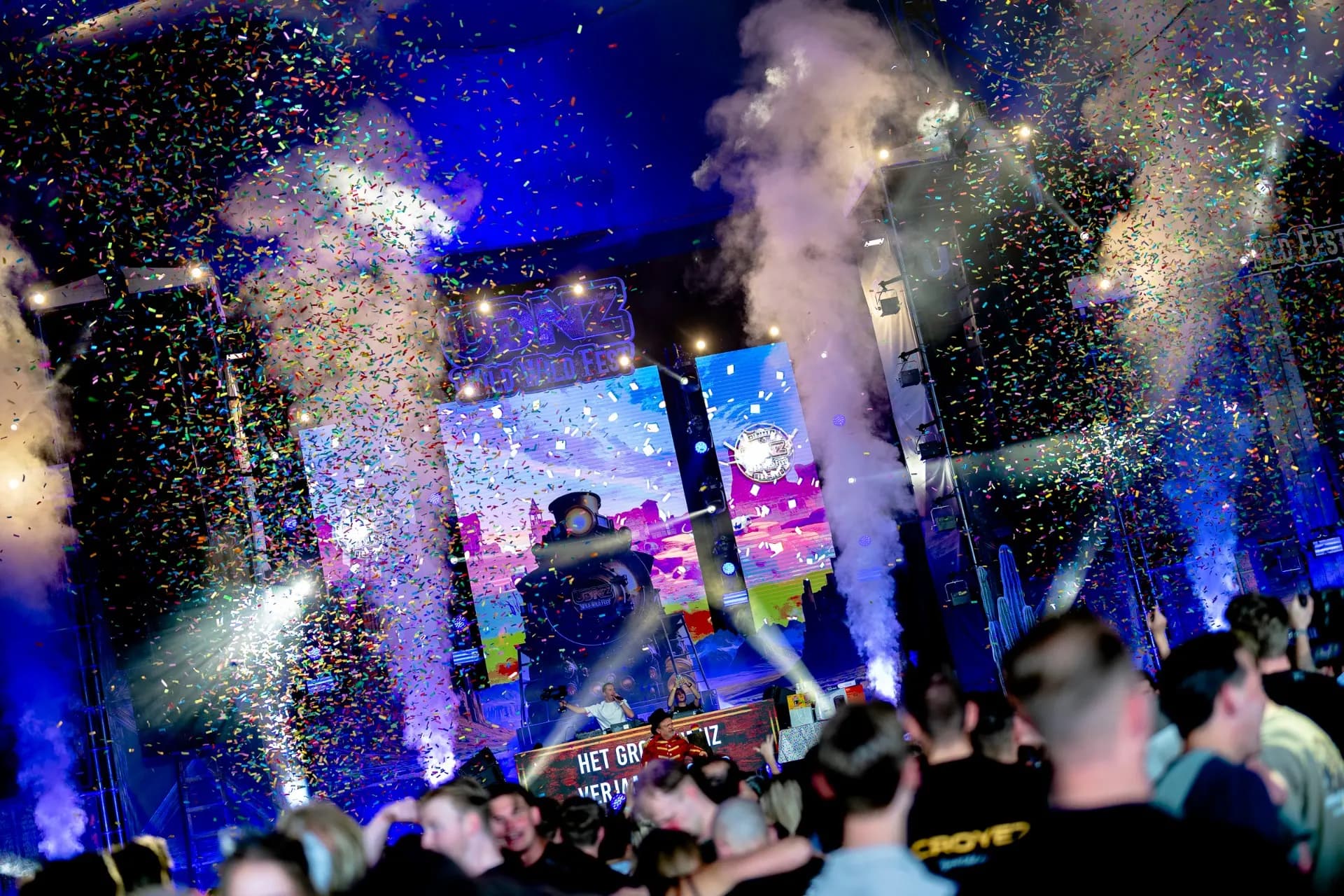 Confetti en lichtshow op het UDNZ-podium